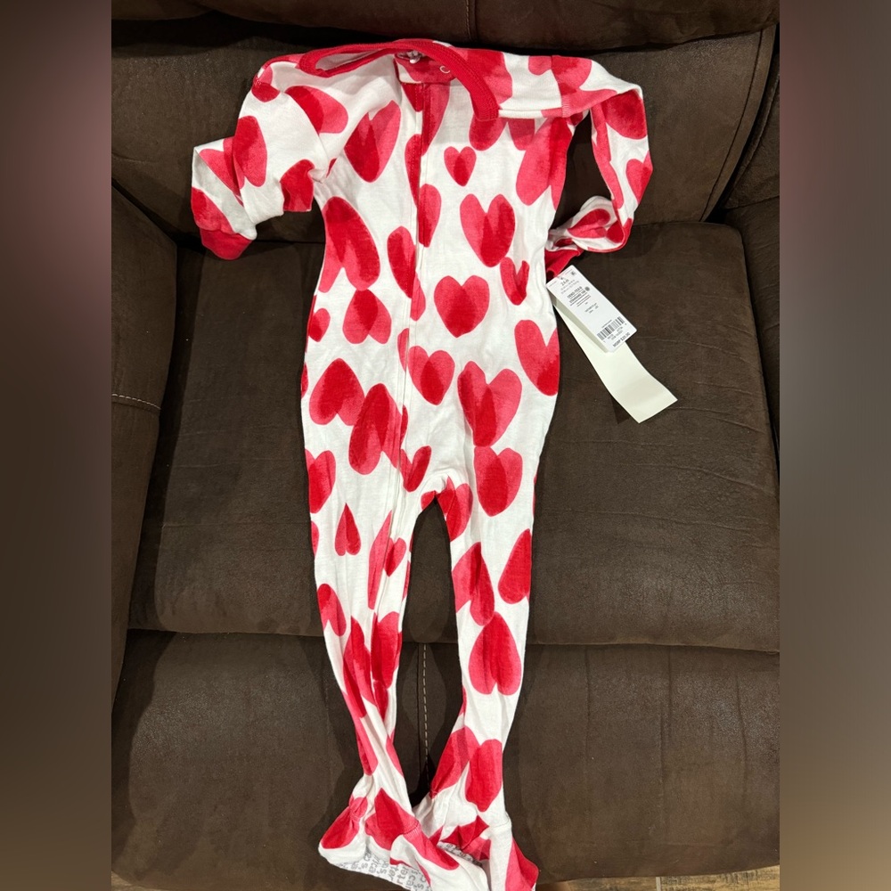 Carter’s hearts pajamas, new with tags. Size 24 months